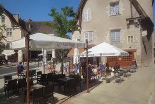 La réouverture des restaurants redonne vie au centre-ville de Cusset (Allier)