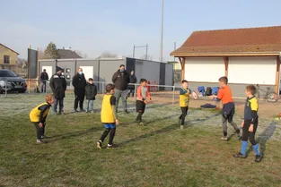 Les minots de l'école de rugby de Lapalisse (Allier) maintiennent le lien mais sans contact