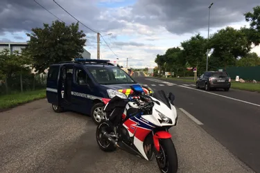 Contrôlé à 172 km/h, un motard sans permis prend la fuite avant d'être interpellé dans le Puy-de-Dôme