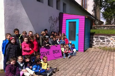 Les écoliers très fiers de leur « give box »