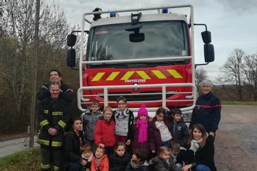 Les enfants dans le camion des pompiers
