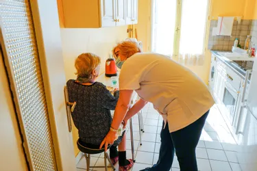 Reprise de Vivre à domicile 63 par l'Association des vieux travailleurs de Thiers (Puy-de-Dôme) : les aides à domicile dans l'inquiétude