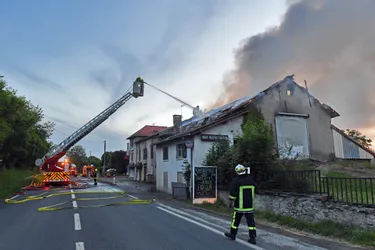 Un bâtiment agricole ravagé par les flammes à La Sablière à Aurillac