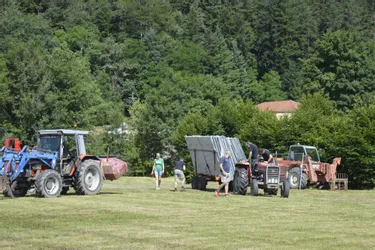 Des dizaines de bénévoles mobilisés pour les préparatifs du World Festival Ambert, autour du plan d'eau (Puy-de-Dôme)