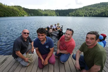 Hier, au lac Pavin, avait lieu la première immersion mondiale d’une barrique de vin en eau douce