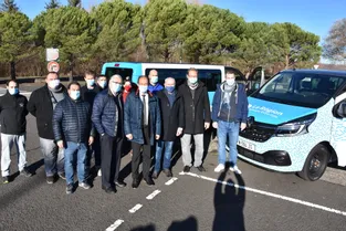 Six minibus offerts à des clubs sportifs de Riom et Châtel-Guyon pour faciliter leurs déplacements