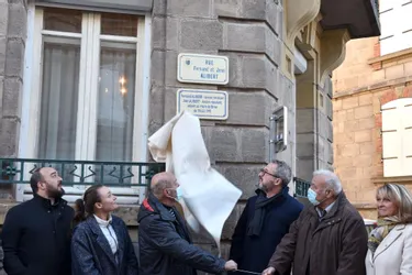 Le résistant Jean Alibert aux côtés de son père Fernand sur une plaque de rue à Brive (Corrèze)