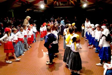 Les écoliers vecteurs de tradition dansée