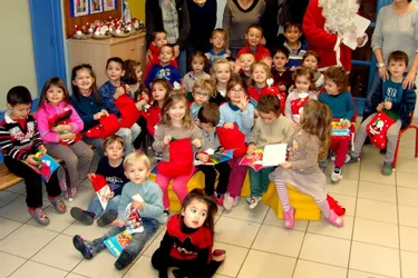93 écoliers reçoivent le Père Noël