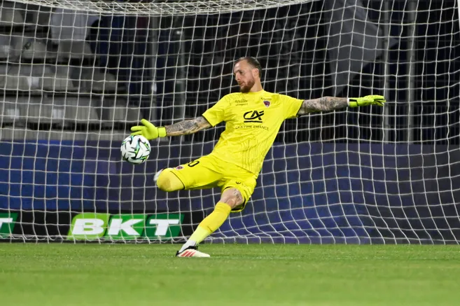 "Rester unis pour sauver l’équipe" : Théo Guivarch espère être le gardien de la pérennité du Clermont Foot en Ligue 2 - La Montagne