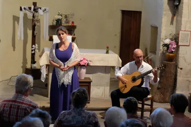 Un duo guitare/chant original a joué à l’église