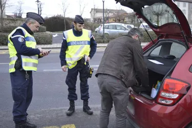 Les gendarmes contrôlent pour maintenir la pression à Ambert (Puy-de-Dôme)
