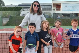Les jeunes enfants initiés au tennis