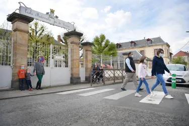 Les parents d'élèves des écoles François-Truffaut et du jeu de Paume, à Moulins, veulent faire ralentir les voitures près des écoles