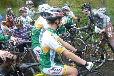Les jeunes du VSB sur le parcours du cyclo-cross de Brioude avec le « grand frère » Romain Bardet
