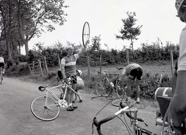 CYCLISME badge de 1967 du 54 éme TOUR DE France Grand prix de la
