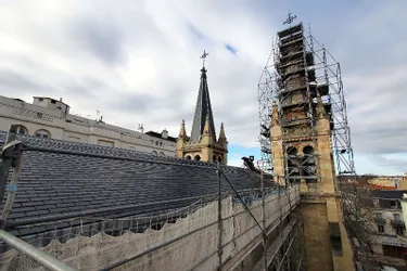 Les clochers et la toiture de l’église Saint-Louis aux bons soins de l’entreprise Beaufils