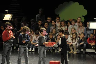 150 jeunes écoliers de Jeanne d'Arc sur la scène du théâtre