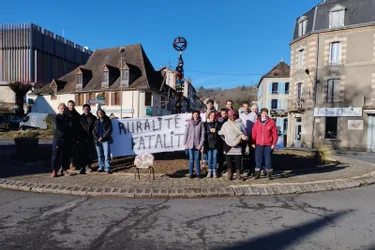 Opération tractage organisée par des parents d'élèves réunis à Aubusson pour défendre l'école en Creuse