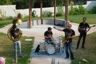 Le Jazz Brass Band a animé l'apéritif à Pionsat (Puy-de-Dôme)