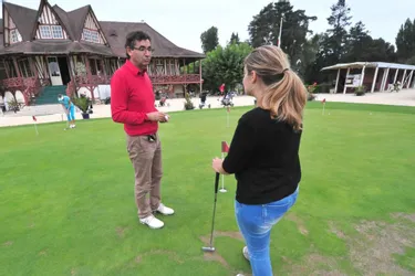 « La balle de golf est un vrai projectile, il faut donc faire attention aux autres joueurs autour »