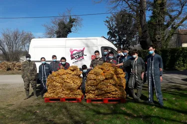 Le lycée agricole d'Ahun (Creuse) emballe une tonne de pommes de terre pour les Restos du Cœur