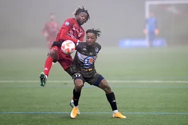 National 2 : le FC Chamalières renverse Vierzon (2-1) dans un match marqué par une grave blessure et une longue interruption