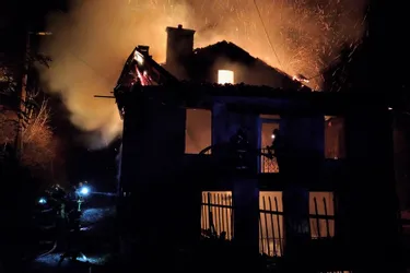 Une maison ravagée par un incendie à Thiers
