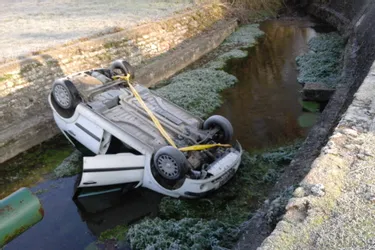 Une voiture tombe dans le ruisseau de Lurcy-Lévis