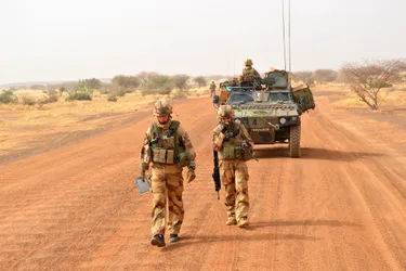 Emmanuel Macron menace de retirer les militaires français si le Mali va "dans le sens" d'un islamisme radical