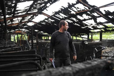 Deux mois après l'incendie de son exploitation à Autry-Issards (Allier), l’éleveur de porcs inquiet pour l'avenir