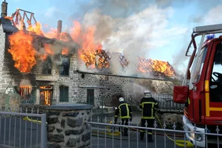 Un corps de ferme entièrement détruit par un incendie à Neussargues (Cantal)