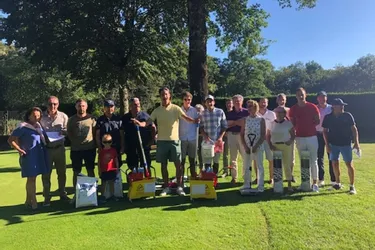 Soixante-seize joueurs sur les parcours du golf