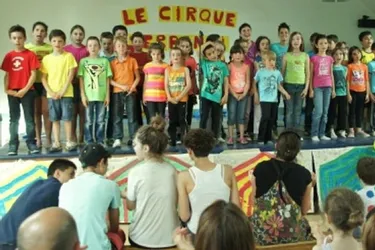 Les écoliers font le cirque à la fête de fin d’année