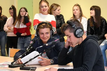 Les lycéens animent avec sérieux leur radio éphémère