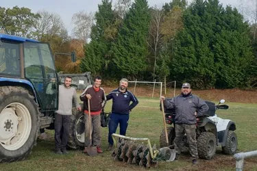 Les footballeurs vétérans de Manzat (Puy-de-Dôme) sur le terrain… mais pour l'entretenir