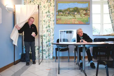 À Trémouille (Cantal), les électeurs votent sans certitude avec deux noms seulement à glisser dans l'urne