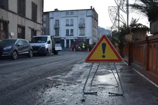 La rue Terrasse de nouveau ouverte à Thiers (Puy-de-Dôme) après une importante fuite d'eau
