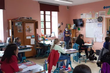 Un bilan "très positif" de la première semaine dans la petite école primaire de Dore-l'Eglise (Puy-de-Dôme)