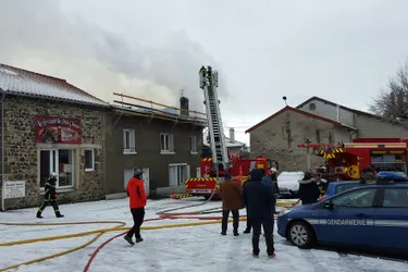 Une jeune femme enceinte sauvée des flammes par son voisin à Fix-Saint-Geneys (Haute-Loire)