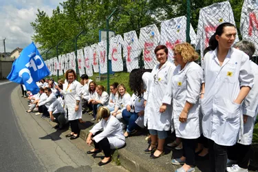 Plan social chez Anovo à Brive : les salariés accrochent leurs blouses aux grilles de l'usine