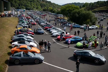 En images : des voitures d'avant 70 et des motos de collection sur le circuit de Charade (Puy-de-Dôme)