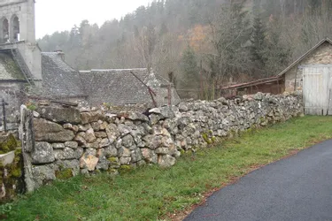 Le mur attenant à l’église reconstruit