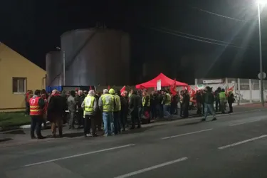 150 manifestants ont bloqué le dépôt de carburant de Cusset (Allier)