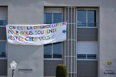 Le message du personnel de l'Ehpad Les Tonnelles à Romagnat : "On garde la pêche, restez chez vous"