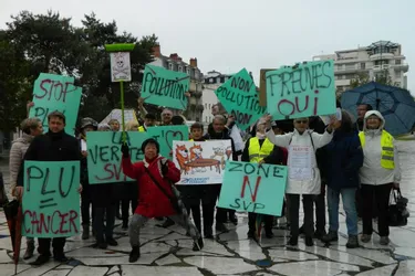 Des manifestants rassemblés place de La Poste, samedi