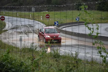 Une pluie intense provoque une inondation sur la RN 102 en Haute-Loire