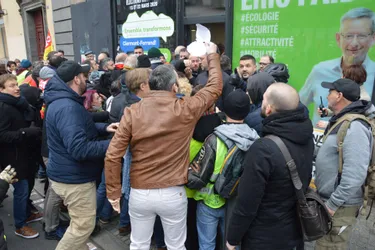 Manifestation devant la permanence d'Eric Faidy, candidat aux municipales à Clermont-Ferrand : "Cela ne va pas me faire dévier de ma route"