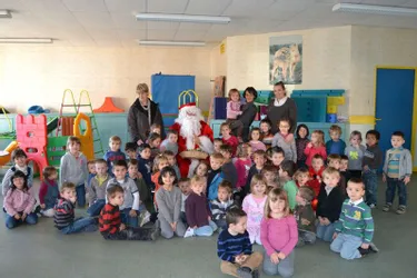 La maternelle a reçu la visite du Père Noël