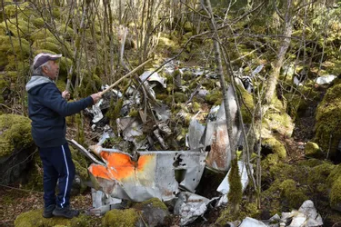 50 ans après, l'épave déchiquetée d'un avion repose toujours dans la cheire du puy de Côme à Saint-Ours (Puy-de-Dôme)